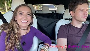 Sexy tenåring 18+ stopper på veitur for ansiktskreampie etter trang knulling