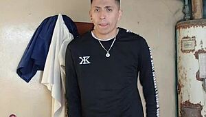 Olha essa amadora com pauzão monstro batendo punheta caseira na vila 😈🍆