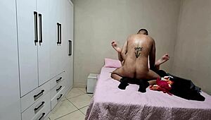 mistress komt langs bij vreemdgaande vrouw terwijl cuck echtgenoot thuis werkt 😈