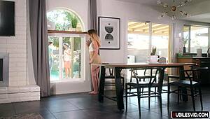 Изменщица сестра Мария Кази, отчим и парень у бассейна дают DP 😏