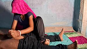 Desi Bhabhi knullar läraren i salwar och t-shirt