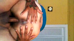 Красотка азиатка сосет и скачет на большом хуе латиноса