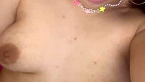 Tiny 18+ blandet pige onanerer for dig