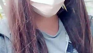 Tingting, de crossdresser shemale, glipt in kousen en masturbeert suggestief buiten.