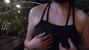 Ting Xuan Berjalan Di Taman Komuniti Dalam Heels Dan Kasut