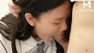 Эта сисястая азиатская студентка нагибается публично и скачет до капель соков