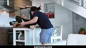 Üvey kız üvey kardeşini duygusal olarak amını yalatmaya zorluyor