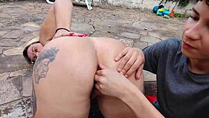 Мадраста и ентеадо на обществен басейн с дълбоко фистинг в големия й задник и дупе