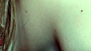 Bruid krijgt gewurgd en voetjob op bruiloft voor natte kut neuk en creampie