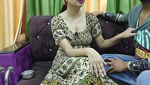 Bhabhi indiana timida scopata duro dal padrone di casa per aver permesso di fumare e invitato amici ragazzi.