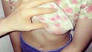 パーティーガールがバスルームでファックされる