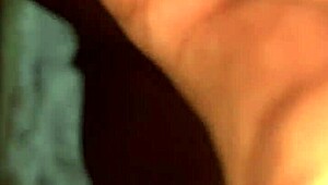 Verteller verkent geneukt worden van elke kant op dikke kut en schudende kont met grote zwarte lul, druipend sperma en gescheurde kleren in hardcore sessie.