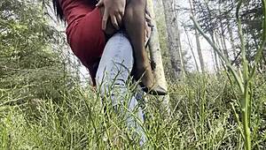 Veřejné šukání v hlubokém lese ohnutá dopředu