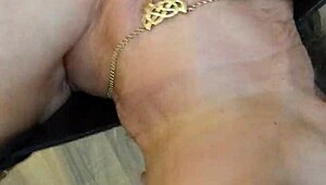 Jeg kommer i hendes mund mens fuck buddy tager hendes røv