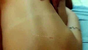 Sidder godt ned og stønner af gejst på venindens mands pik og får mælk i munden