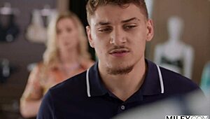 MILF Sydney Paige yarrak delisi olup iç çamaşırı dükkanında müşteriyi sikiyor