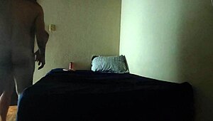 МИЛФ массажистка сосёт большой хуй клиенту