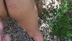 Amatør MILF pisser knepper og creampies på offentlig sted