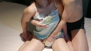 Sød ung kone i undertøy blir fingret til orgasme