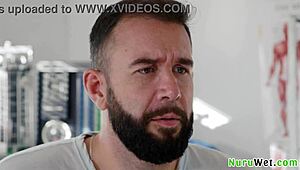 Petite sexy blonde meid 18+ met lekkere natuurtitten bereidt klant voor op Nuru massage en meer - Anna Claire Clouds neukt door