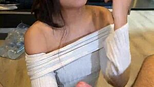 Stel je voor deze pretty Aziatische vriendin van 18+ pijpt en slikt zaad in haar mond.