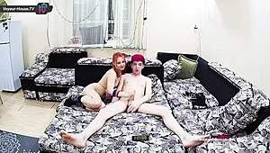 Jeg ser denne søde rødhårede og biseksuelle dreng lave anal leg med legetøj