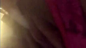 Ei, confira essa rica se masturbando na minha caminha aconchegante com um dildo 😘