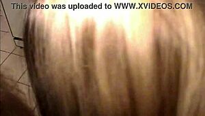 Блондинки курви се чукат яко от възбудени съпрузи на дива оргия