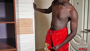 Mijn grote pik staat klaar voor ebony madam met enorme tieten en kont.