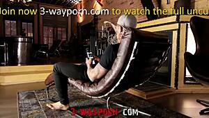 Tatoveret trekanter med kåte babes der slikker kæmpe pikke