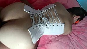 Esposa latina trai com melhor amigo do marido enquanto ele trabalha