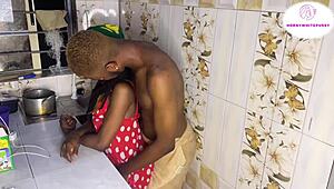 Fisting på liten granne som rider BBC efter spermakaskad