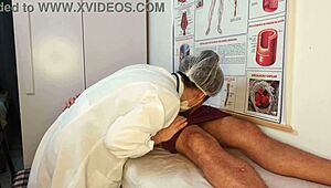 Sono il paziente che si eccita dal tocco sporco dell'infermiera in uniforme