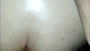 ルームメイトの初めてのアナル体験、バックスタイルで