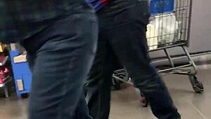 블론드 밀프가 타이트 스팬덱스에 예쁜 엉덩이 자랑해, 매 움직임마다 시선 끌어.