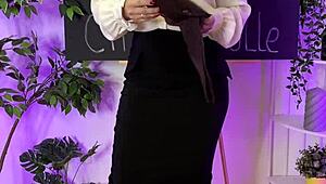 Ik keek hoe de sexy mature blonde koffiekleurige kousen aantrok bij de nylon club