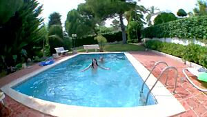 Порно звезда тийн 18+ брюнетка Полийн Купър се навежда в рибени мрежи за дълбок минет и кучешка чука. Взема фейс кумшот след яздене на големия кур.