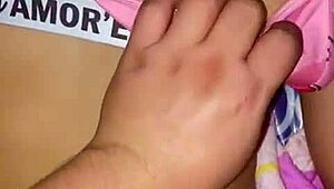 мой отчим очень заводится от моих пижам и кончает на мою кровать. пышная красотка страстно скачет на нём.