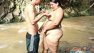 Utendørs strandsex med stor kuk i ansiktet