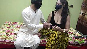 Pakistanlı teyze arkadaşını odaya samimi eylem için davet ediyor, Hintçe sesle.