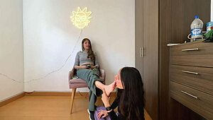 Forró leszbikusok fetisiszta és mocskos szexet csinálnak