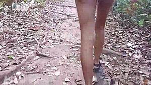 Peladona de peito de fora correndo de fio dental com peluda exibicionista