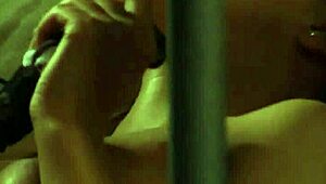 Den barmfagre lesbiske slaven, bundet i bondage, fingrer seg selv til orgasme mens hun fantasierer om sin straffende frue