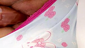 Fremmed på toget glider sin store kuk under min miniskirt og kommer i min våde fisse!