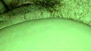 Она говорит: Смотри, как я получаю анал секс с раздвинутой киской