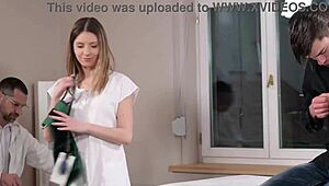 Безплатна сцена с палавата медицинска сестра Rebecca Volpetti в медицинска обстановка