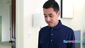 In een wilde ffm trio, de gast slaat zijn kleine 18+ stiefzus. Dan neukt hij haar geschoren kut hard met zijn grote lul.