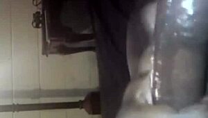 Kijk haar gillen terwijl ze enorme zwarte lul aftrekt tot zaadspuit!