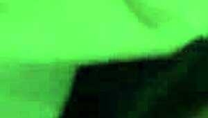 Deze mollige blonde met blauwe ogen houdt van zuigen tot ze een mondvol sperma krijgt!