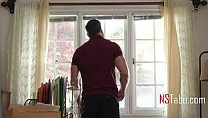 Petieterige Aziatische tiener 18+ mist coaches lange Amerikaanse worst